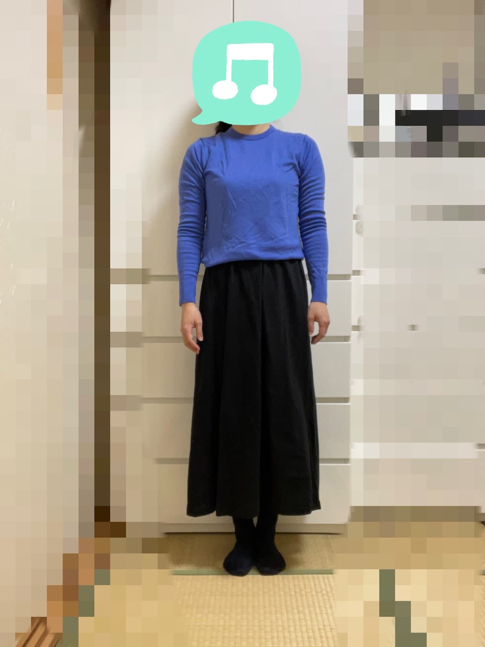 「室内でごめんなさい、雨の日コーデ、習い事、きれいめカジュアル、UNIQLO、プチプラ」｜「UNIQLOのエクストラファインメリノクルーネックセーター（長袖）　Mサイズ（ニット/セーター、ブルー系）」を使った、むぅたさん（レディース・159cm）の冬コーディネートの2枚目の写真
