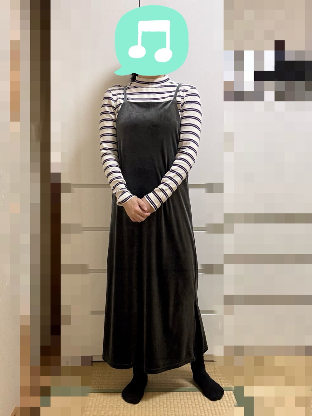 「ボーダー、ワンピース、スニーカー、マウンテンパーカー、リュック、室内でごめんなさい」｜「UNIQLOのリブボーダーハイネックＴ（長袖）　Lサイズ（ニット/セーター、ホワイト系）」を使った、むぅたさん（レディース・159cm）の冬コーディネートの2枚目の写真