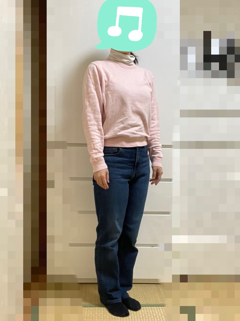 ホワイト系のTシャツ/カットソー、ピンク系のニット/セーター、ブルー系のデニムパンツを着用したレディースの冬コーディネートの2枚目の写真