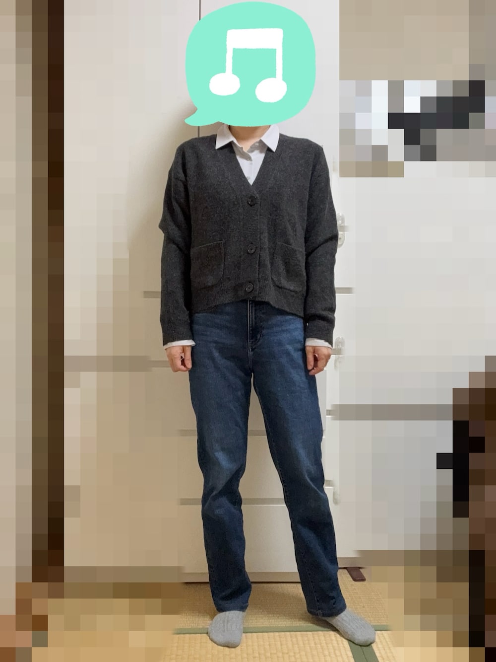 ブルー系のダウンジャケット/コート、シルバー系のスニーカー、ブラック系のショルダーバッグを着用したレディースの冬コーディネートの2枚目の写真