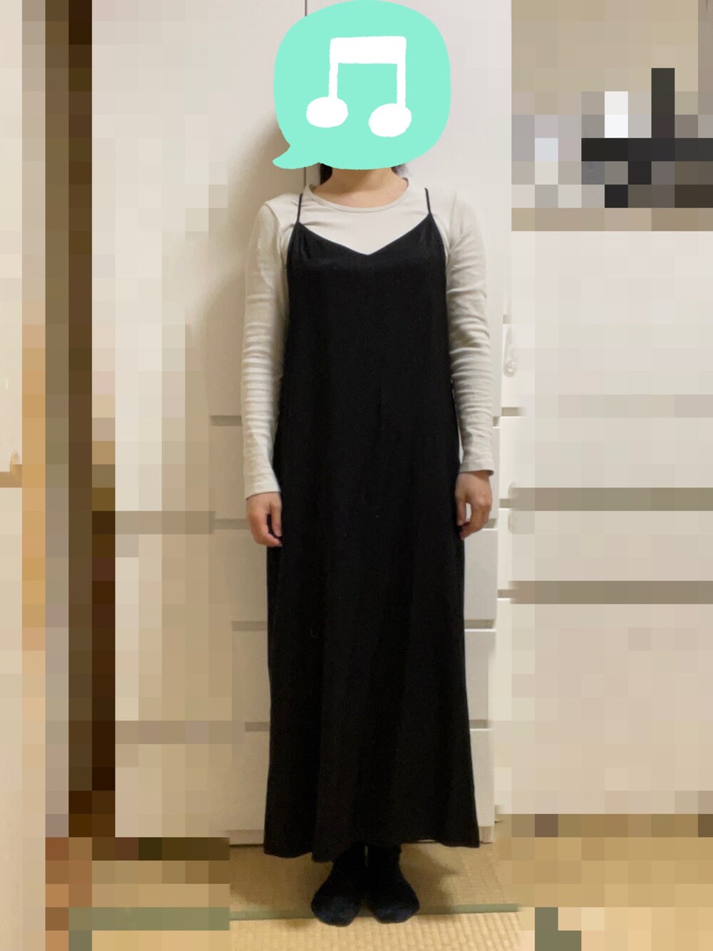 グレー系のTシャツ/カットソー、ホワイト系のシャツ/ブラウス、ブラック系のワンピースを着用したレディースの秋コーディネートの2枚目の写真