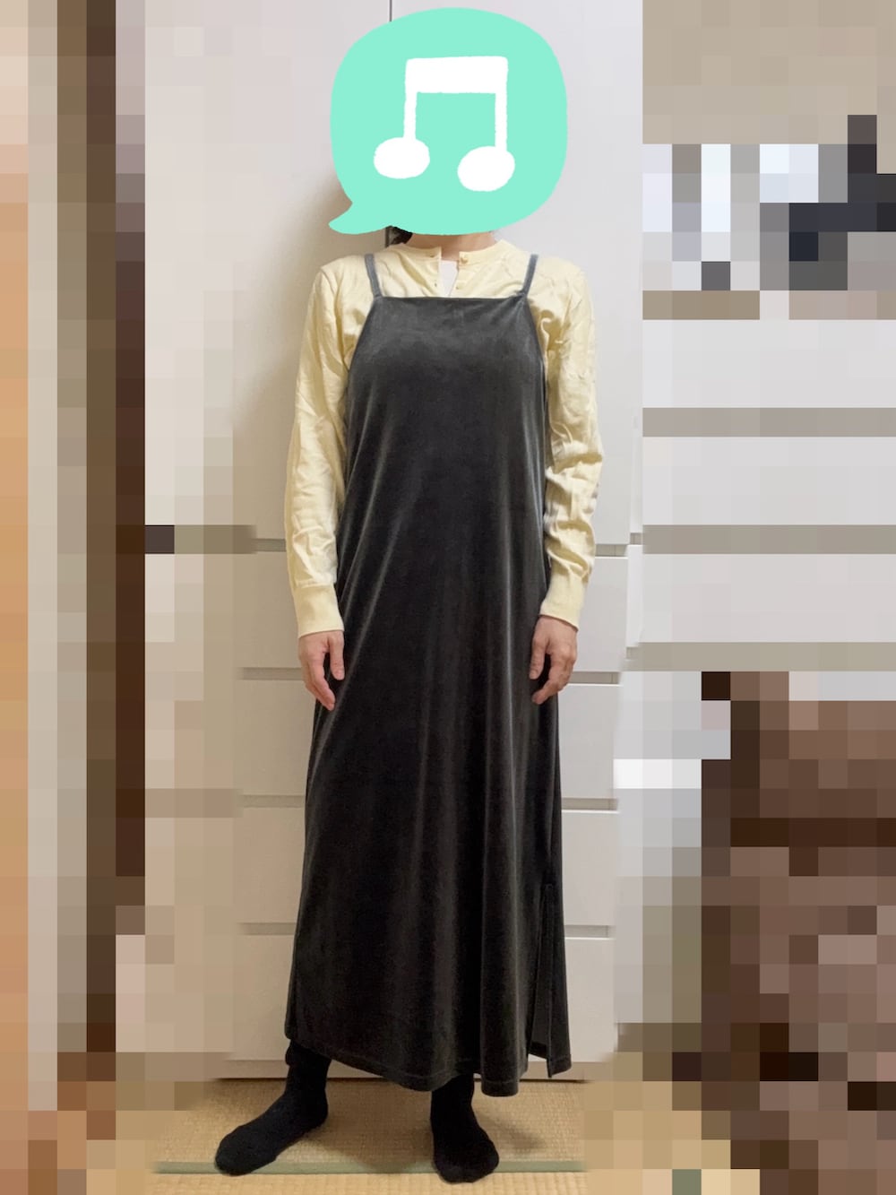 ブラック系のバックパック/リュック、ブラック系のブーツ、イエロー系のカーディガン/ボレロを着用したレディースの冬コーディネートの2枚目の写真