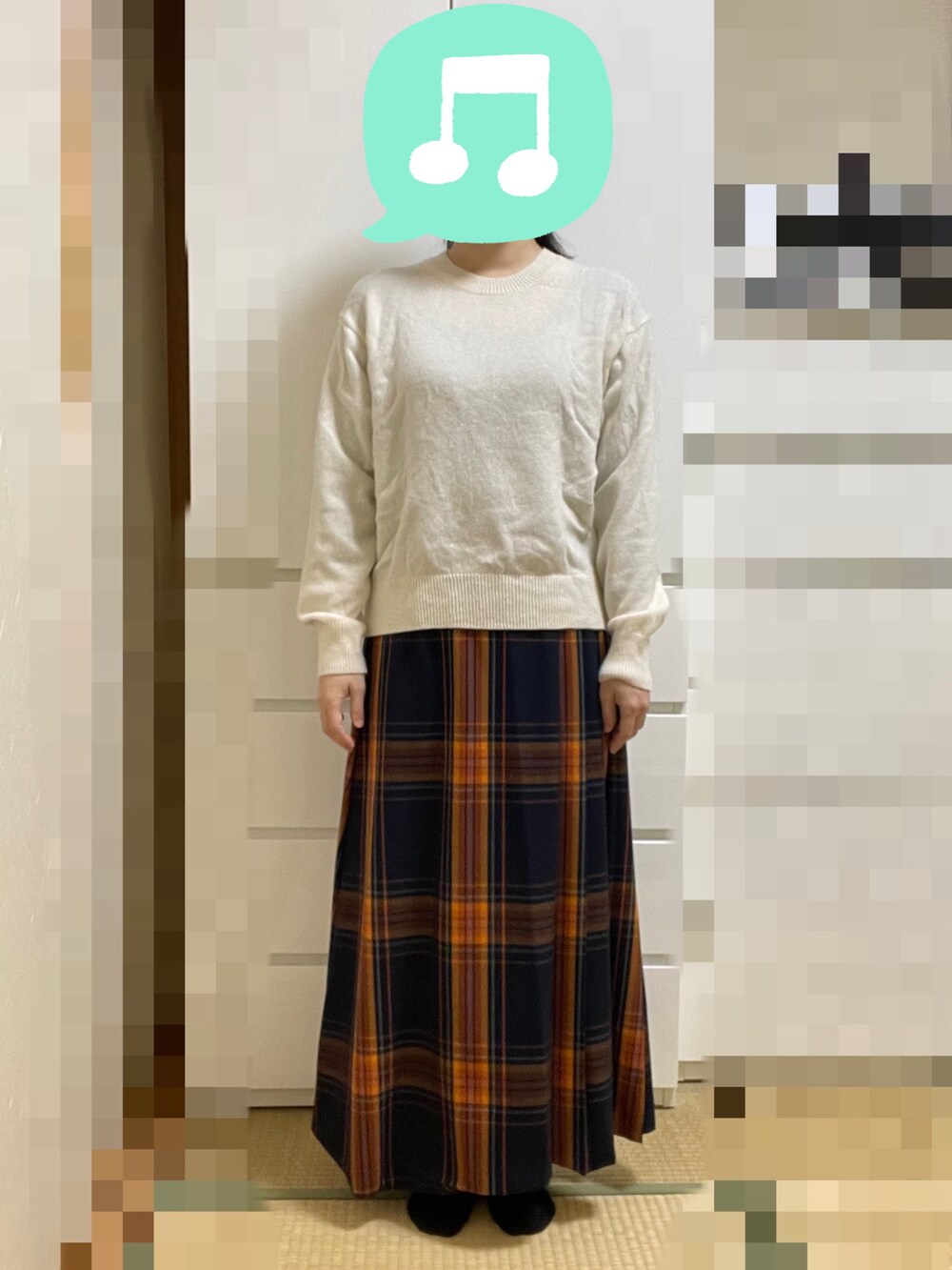 「チェック、ニット、ダウンジャケット、スニーカー、リュック、スカート、ニット帽、室内でごめんなさい」｜「UNIQLOのプレミアムラムクルーネックセーター（長袖）　Mサイズ（ニット/セーター、ホワイト系）」を使った、むぅたさん（レディース・159cm）の冬コーディネートの2枚目の写真