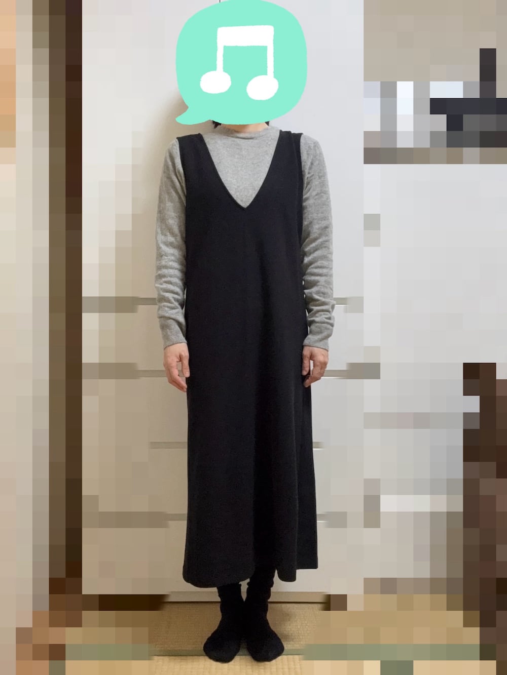 ブラック系のバックパック/リュック、グレー系のニット/セーター、ブラック系のダウンジャケット/コートを着用したレディースの冬コーディネートの2枚目の写真