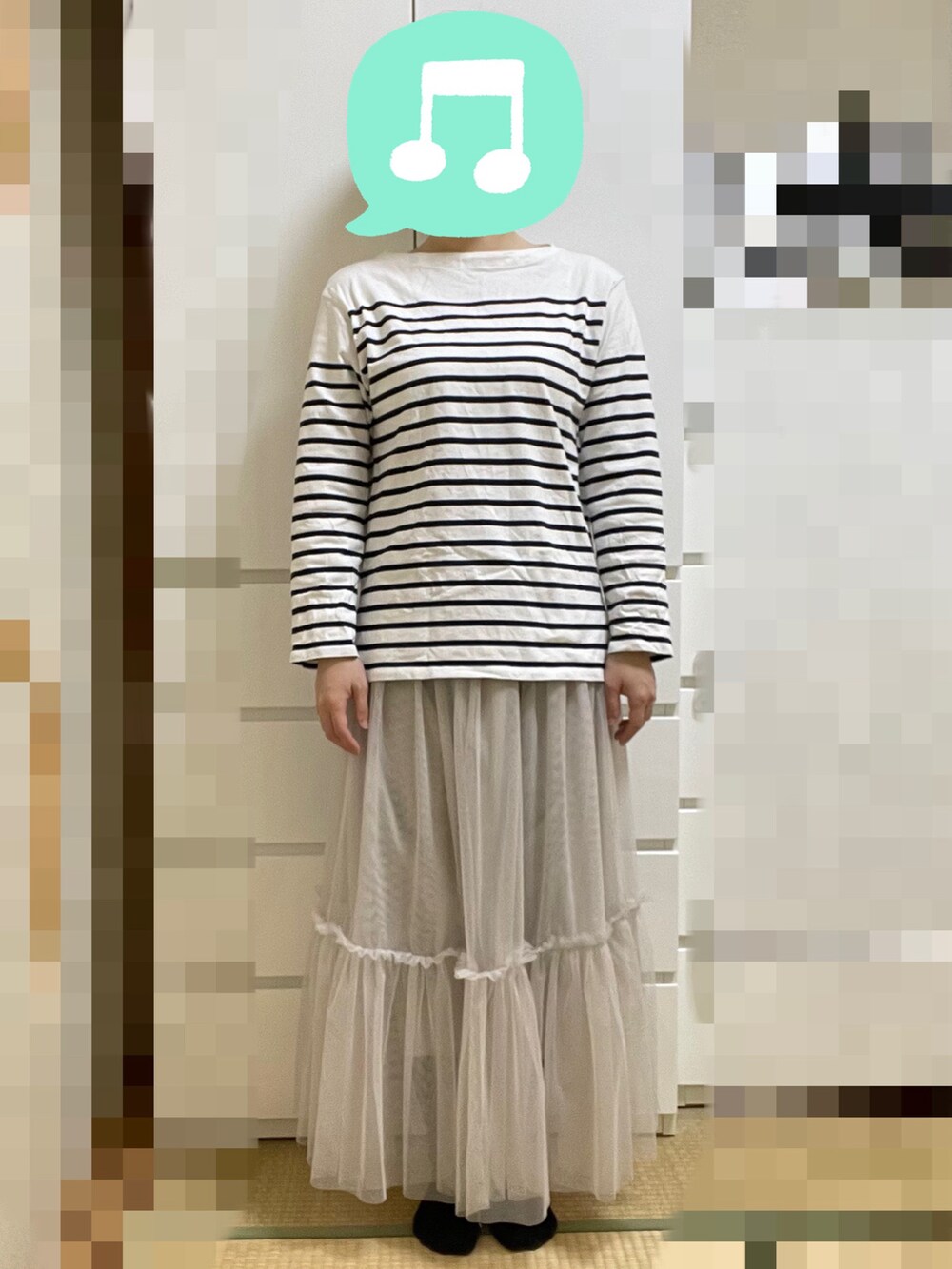 「春コーデ、ボーダー、スカート、ブーツ、トレンチコート、ショルダーバッグ、室内でごめんなさい」｜「UNIQLOのボーダーオーバーサイズT Sサイズ（Tシャツ/カットソー、ホワイト系）」を使った、むぅたさん（レディース・159cm）の春コーディネートの2枚目の写真