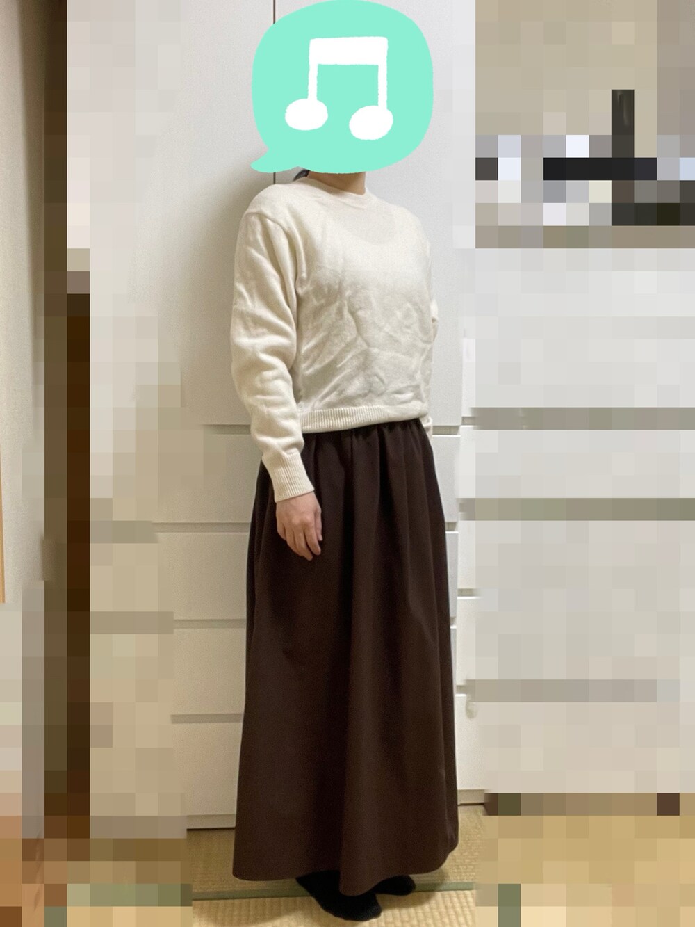 「雨の日コーデ、ニット、スカート、ブーツ、ダウンジャケット、リュック、室内でごめんなさい」｜「UNIQLOのプレミアムラムクルーネックセーター（長袖）　Mサイズ（ニット/セーター、ホワイト系）」を使った、むぅたさん（レディース・159cm）の春コーディネートの2枚目の写真