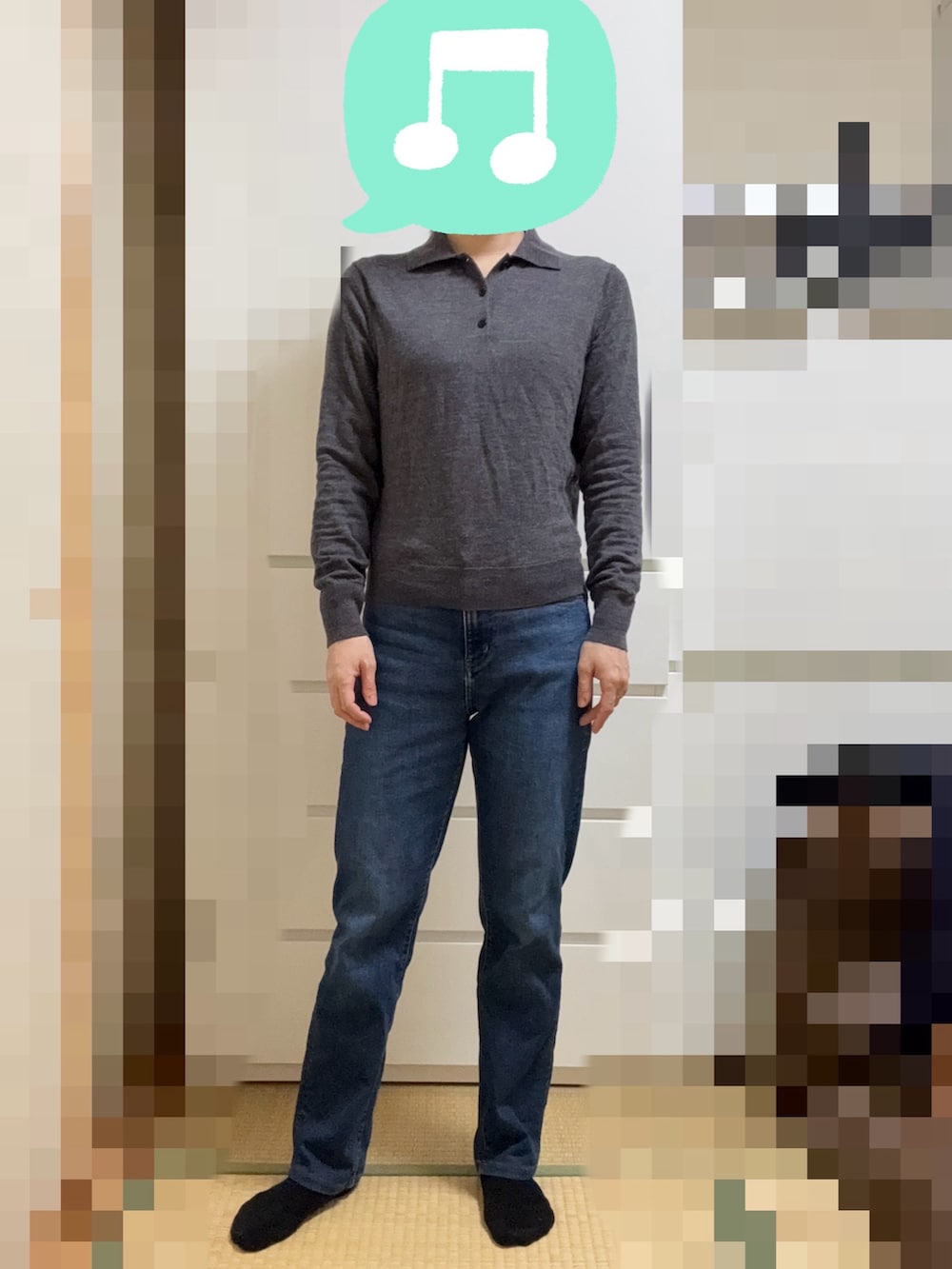 グレー系のニット/セーター、ブルー系のデニムパンツ、ブラック系のブーツを着用したレディースの秋コーディネートの2枚目の写真