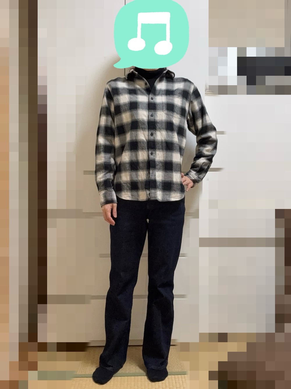 ブラック系のバックパック/リュック、ブラック系のブーツ、ブラック系のシャツ/ブラウスを着用したレディースの冬コーディネートの2枚目の写真