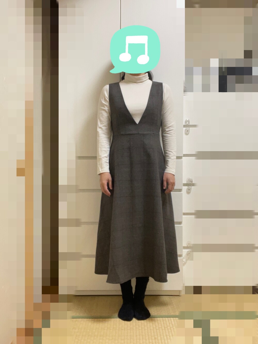 「室内でごめんなさい、ジャンパースカート、シンプルコーデ、タートルネック、UNIQLO、ロングコート、ショルダーバッグ、チェック、プチプラ」｜「UNIQLOのヒートテックコットンタートルネックT(極暖・長袖) Mサイズ（その他アンダーウェア/インナー、ホワイト系）」を使った、むぅたさん（レディース・159cm）の冬コーディネートの3枚目の写真