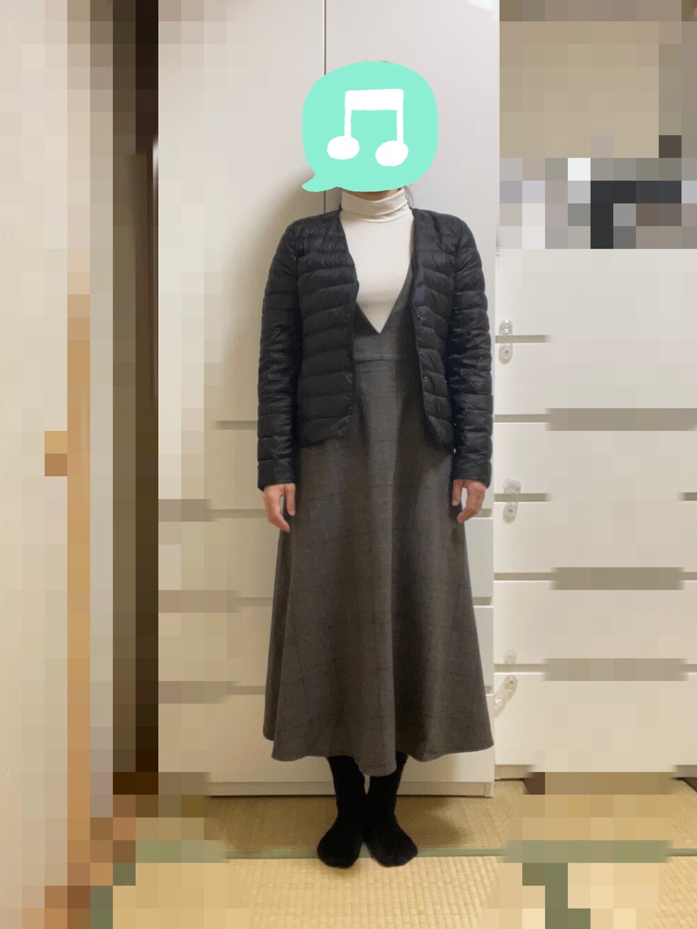 「室内でごめんなさい、ジャンパースカート、シンプルコーデ、タートルネック、UNIQLO、ロングコート、ショルダーバッグ、チェック、プチプラ」｜「UNIQLOのヒートテックコットンタートルネックT(極暖・長袖) Mサイズ（その他アンダーウェア/インナー、ホワイト系）」を使った、むぅたさん（レディース・159cm）の冬コーディネートの2枚目の写真