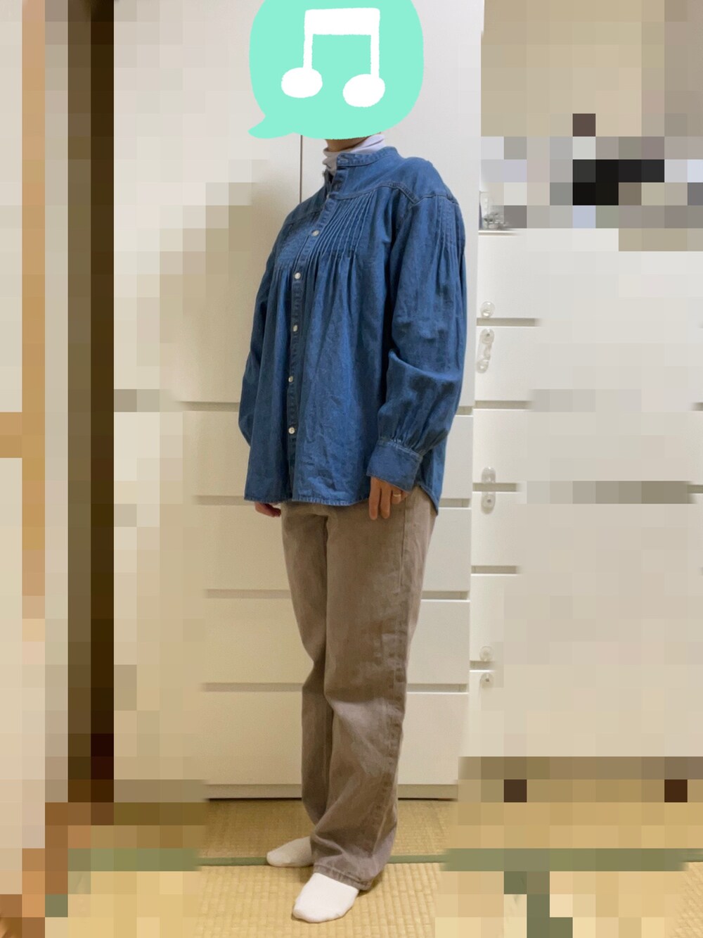 ブルー系のTシャツ/カットソー、ブルー系のシャツ/ブラウス、ブラウン系のデニムパンツを着用したレディースの春コーディネートの2枚目の写真