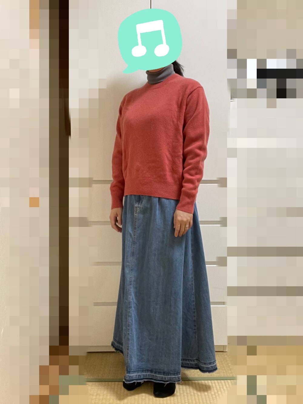 「UNIQLO、GU、タートルネック、ニット、デニム、スカート、ブーツ、リュック、室内でごめんなさい」｜「UNIQLOのヒートテックシームレスリブタートルネックT（極暖・長袖）　Mサイズ（Tシャツ/カットソー、グレー系）」を使った、むぅたさん（レディース・159cm）の冬コーディネートの2枚目の写真