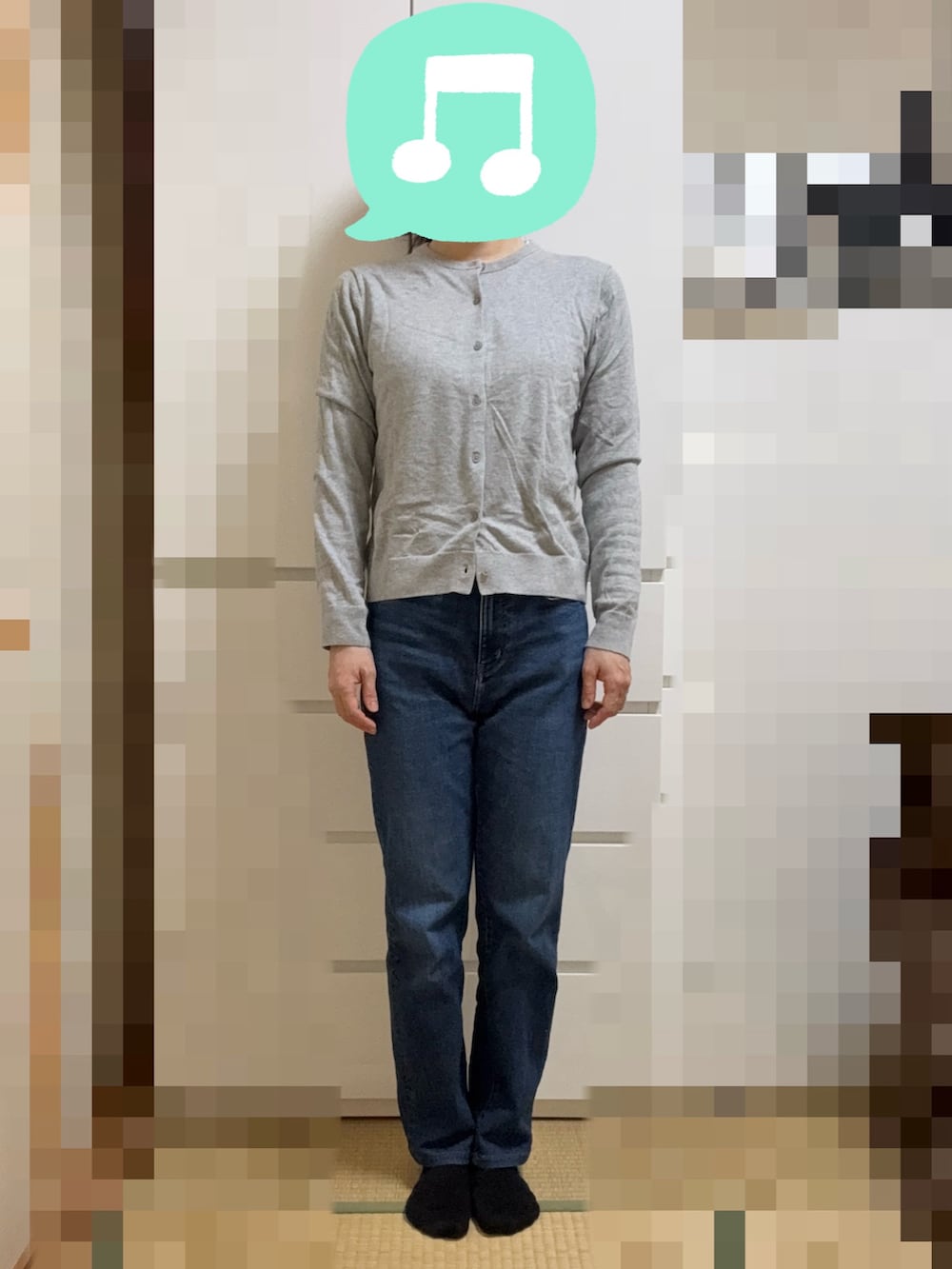 ブラック系のバックパック/リュック、グレー系のスニーカー、グレー系のカーディガン/ボレロを着用したレディースの春コーディネートの2枚目の写真