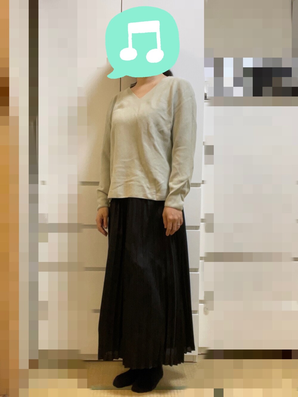「室内でごめんなさい、スカート、レインブーツ、リュック、ロングスカート」｜「UNIQLOの3DコットンVネックセーター(長袖) Lサイズ（トップス、グリーン系）」を使った、むぅたさん（レディース・159cm）の春コーディネートの2枚目の写真