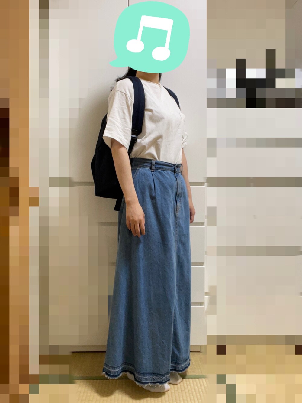 「室内でごめんなさい、シンプル、UNIQLO、デニム、無印良品、シンプルコーデ、ロングスカート、スニーカー、シャツスタイル、リネン」｜「無印良品の 太番手天竺編みクルーネックＴシャツ 婦人Ｍ・白（Tシャツ/カットソー、ホワイト系）」を使った、むぅたさん（レディース・159cm）の春コーディネートの2枚目の写真