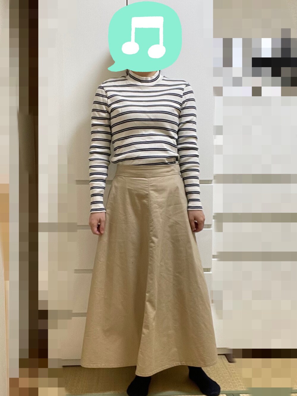 「ボーダー、UNIQLO、スカート、トレンチコート、スニーカー、リュック、室内でごめんなさい」｜「UNIQLOのリブボーダーハイネックＴ（長袖）　Lサイズ（ニット/セーター、ホワイト系）」を使った、むぅたさん（レディース・159cm）の春コーディネートの2枚目の写真