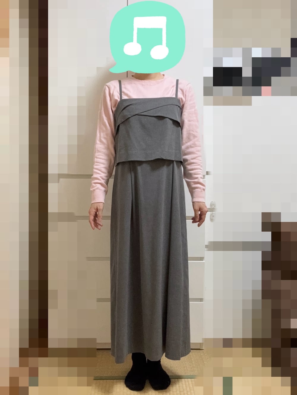 グレー系のワンピース、ブルー系のダウンジャケット/コート、ブラック系のショルダーバッグを着用したレディースの冬コーディネートの2枚目の写真