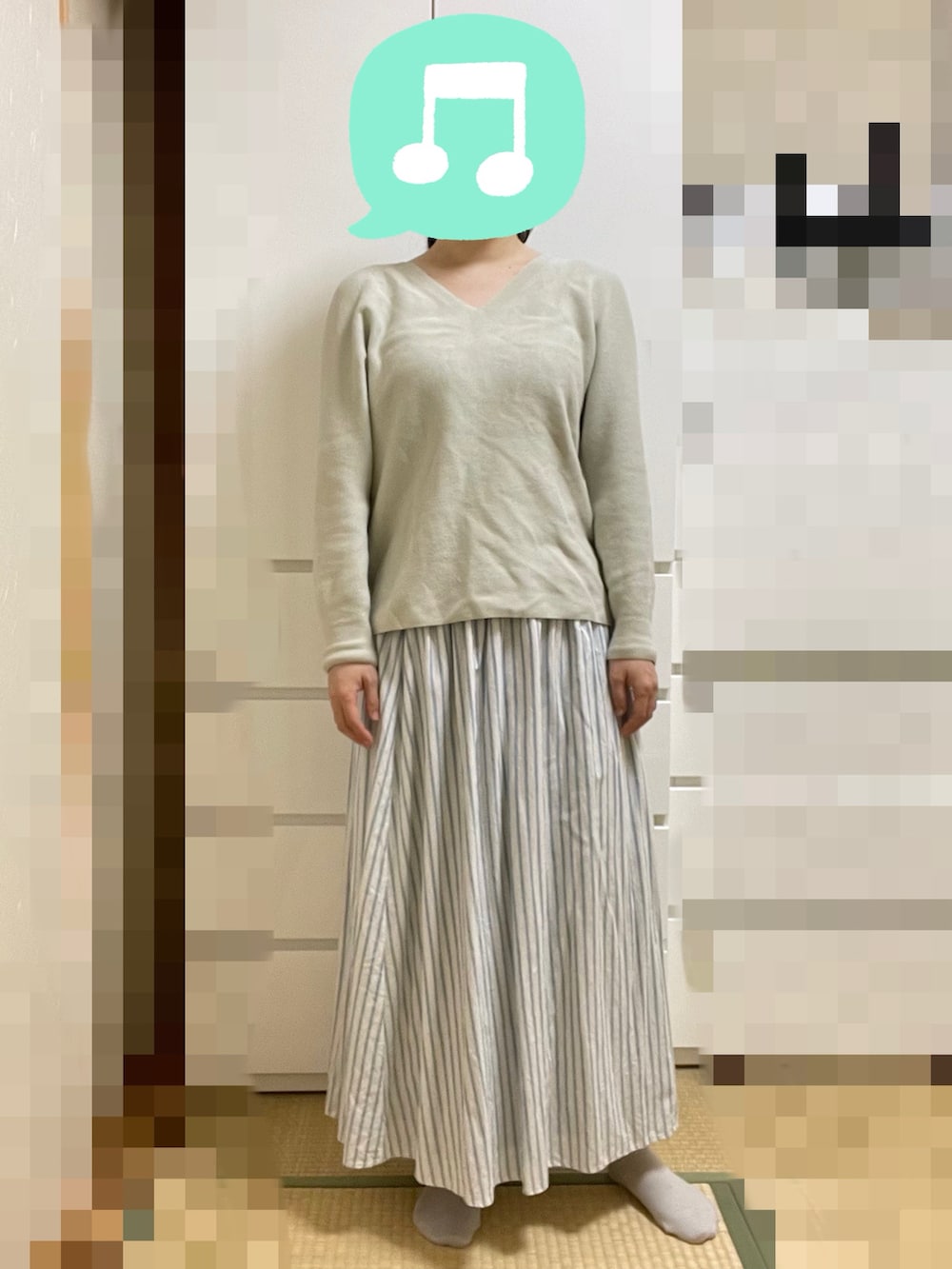 「Gジャン、デニム、セーター、ストライプ、スカート、スニーカー、リュック、室内でごめんなさい」｜「UNIQLOの3DコットンVネックセーター(長袖) Lサイズ（トップス、グリーン系）」を使った、むぅたさん（レディース・159cm）の春コーディネートの2枚目の写真