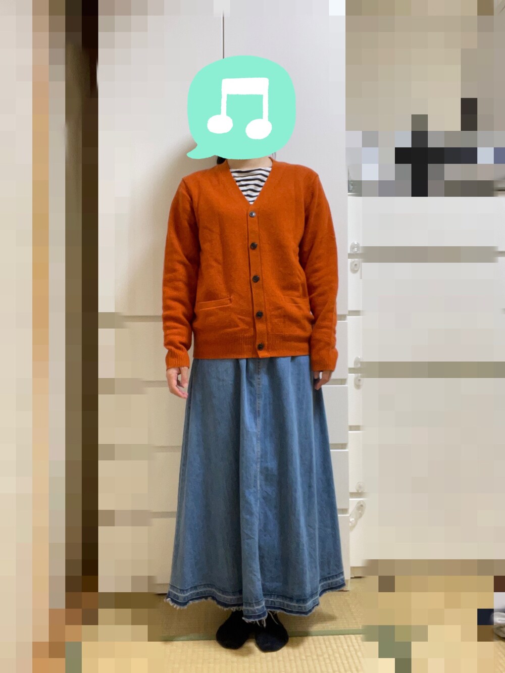 「習い事、室内でごめんなさい、カジュアル、プチプラ、デニム、レイヤードスタイル、ボーダー、GU、ピンク、カーディガン、スニーカー、ロングスカート」｜「UNIQLOのリサ・ラーソン UT(グラフィックTシャツ・長袖)（Tシャツ/カットソー、ホワイト系）」を使った、むぅたさん（レディース・159cm）の冬コーディネートの2枚目の写真