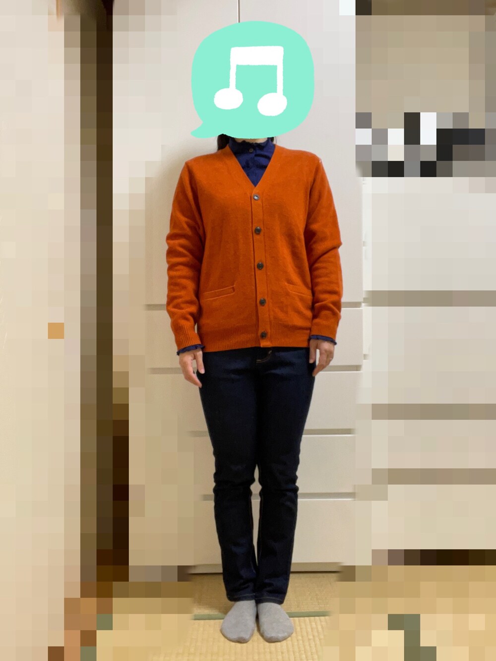 「カジュアルダウン、ブラウス、室内でごめんなさい、スニーカー、UNIQLO、ロングコート、プチプラ、コンバース、カーディガン、デニム」｜「UNIQLOのコットンフリルシャツ（長袖）Mサイズ（シャツ/ブラウス、ブルー系）」を使った、むぅたさん（レディース・159cm）の冬コーディネートの2枚目の写真