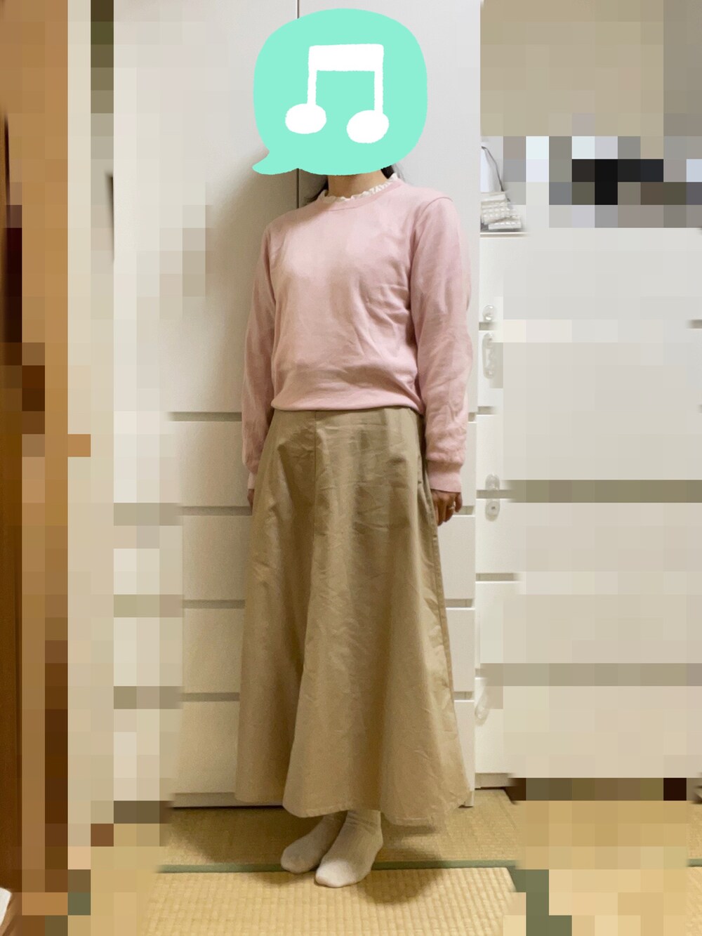 「ピンク、UNIQLO、室内でごめんなさい、スニーカー、ロングスカート」|「studio CLIPのシングルガーゼ襟フリルブラウス(シャツ/ブラウス、ホワイト系)」を使った、むぅたさん(レディース・159cm)の春コーディネートの2枚目の写真