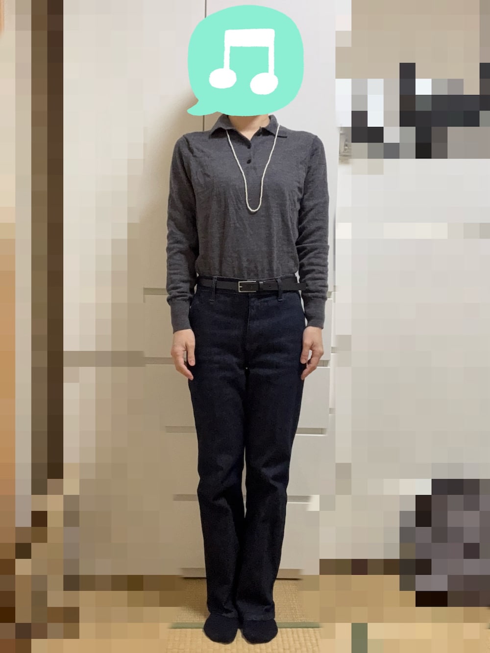 ブラック系のバックパック/リュック、グレー系のニット/セーター、ブラック系のダウンジャケット/コートを着用したレディースの冬コーディネートの2枚目の写真