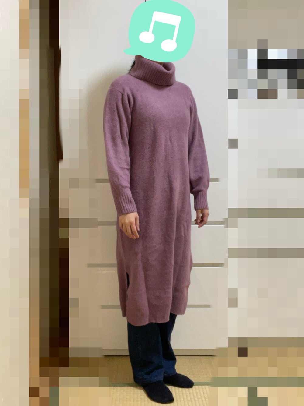 ピンク系のワンピース/ドレス、ブルー系のデニムパンツ、ブラック系のダウンジャケット/コートを着用したレディースの冬コーディネートの2枚目の写真