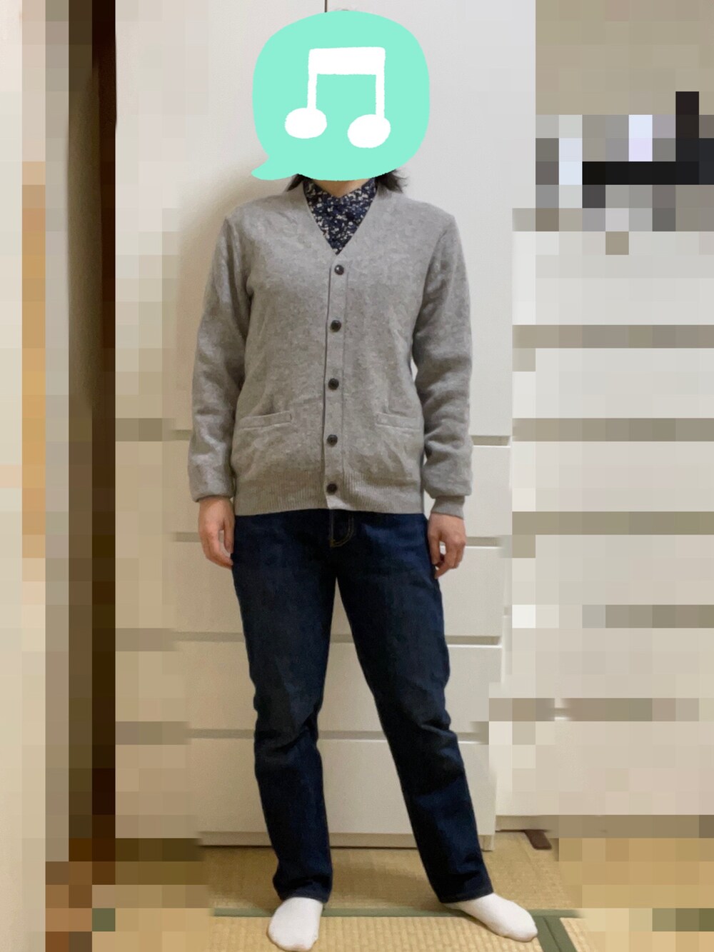 「キャップ、ブラウス、カーディガン、デニム、スニーカー、厚底シューズ、リュック、室内でごめんなさい、コート、冬アウター」｜「UNIQLOのボリュームスリーブブラウス（長袖）　Mサイズ（シャツ/ブラウス、ブルー系）」を使った、むぅたさん（レディース・159cm）の冬コーディネートの2枚目の写真