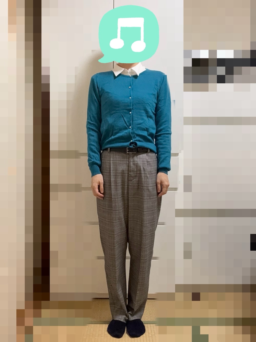 ブラック系のショルダーバッグ、ブルー系のダウンジャケット/コート、ブラック系のブーツを着用したレディースの冬コーディネートの2枚目の写真