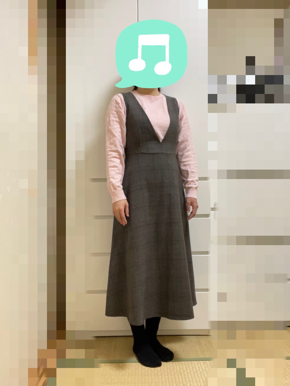 「習い事、差し色、UNIQLO、ジャンパースカート、ブーツ、プチプラ、ピンク」｜「UNIQLOのウォッシャブルコットンクルーネックセーター　Lサイズ（ニット/セーター、ピンク系）」を使った、むぅたさん（レディース・159cm）の冬コーディネートの2枚目の写真