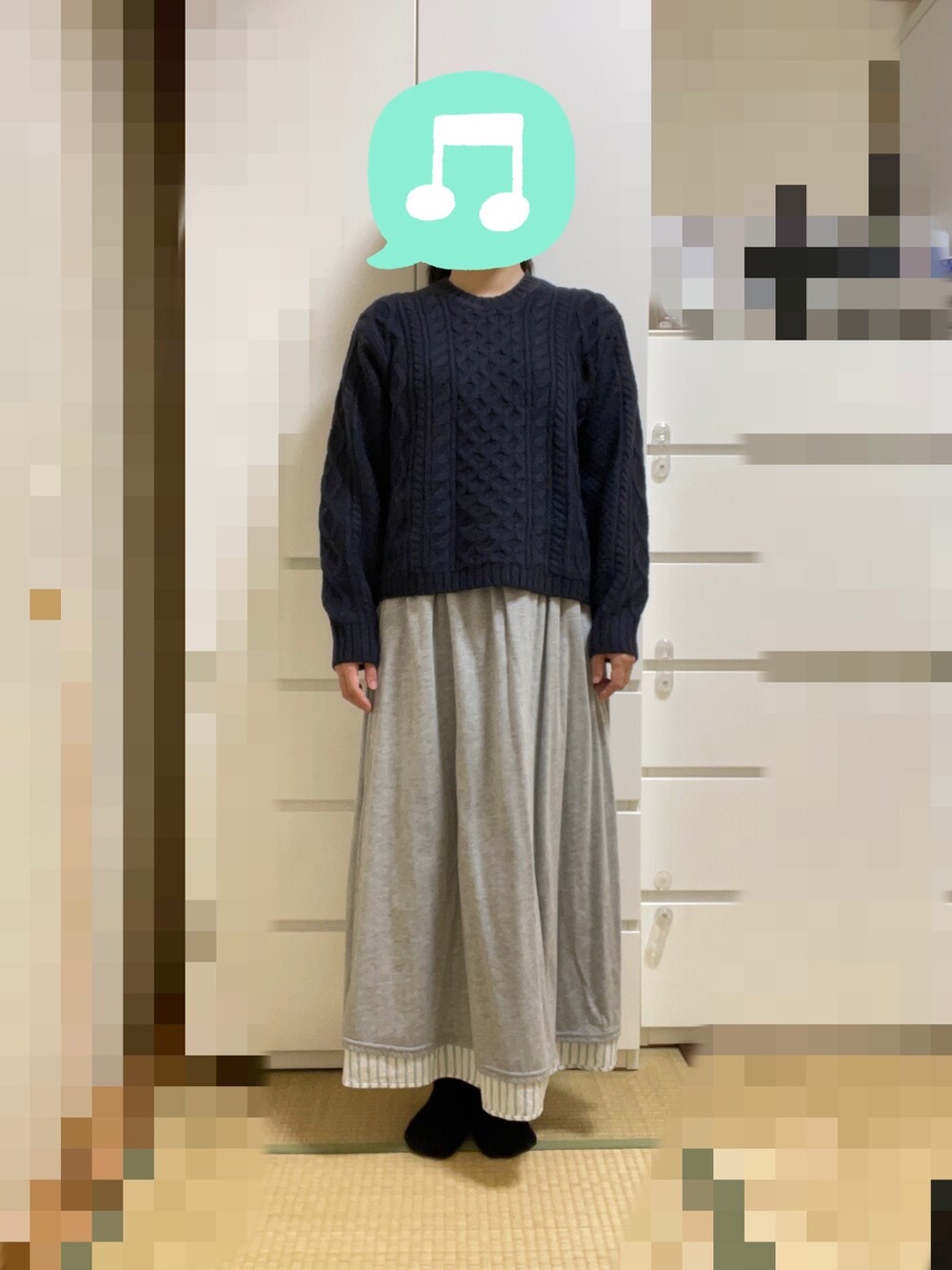 「習い事、シンプルコーデ、室内でごめんなさい、モッズコート、ニット、冬コーデ、スニーカー、UNIQLO、ロングコート、プチプラ、ロングスカート」|「UNIQLOのケーブルクルーネックセーター(長袖) Mサイズ(ニット/セーター、ブルー系)」を使った、むぅたさん(レディース・159cm)の冬コーディネートの2枚目の写真
