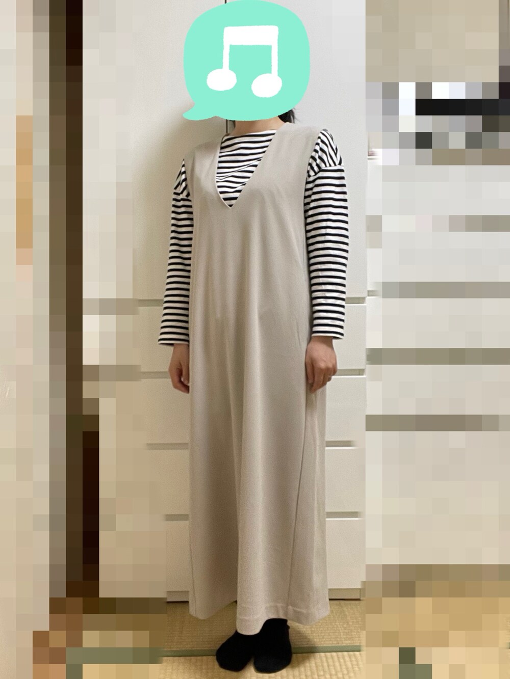 ホワイト系のTシャツ/カットソー、ベージュ系のジャンパースカート、イエロー系のカーディガン/ボレロを着用したレディースの春コーディネートの2枚目の写真