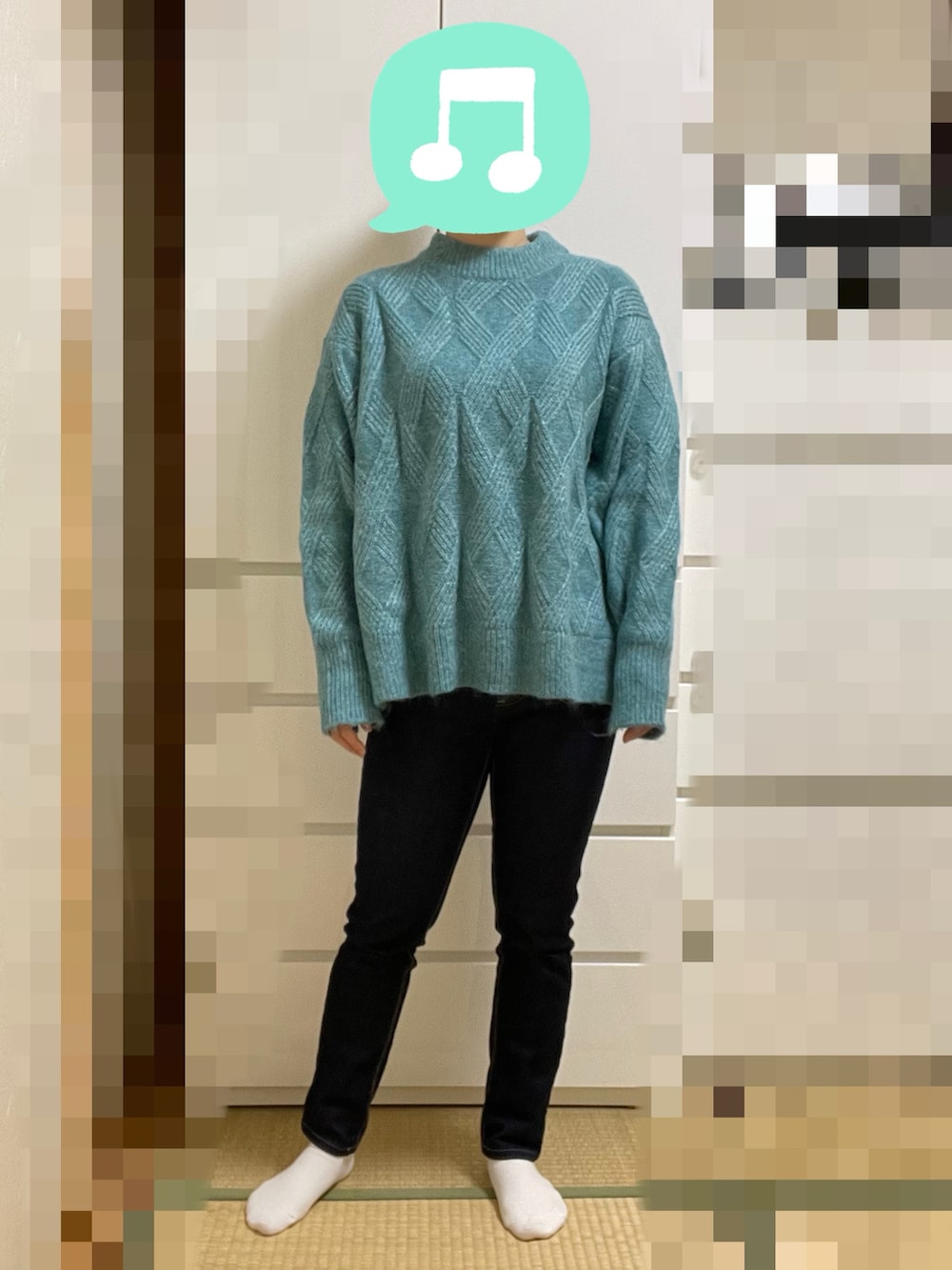 ブルー系のニット/セーター、ブルー系のデニムパンツ、ブルー系のノーカラーコートを着用したレディースの冬コーディネートの2枚目の写真