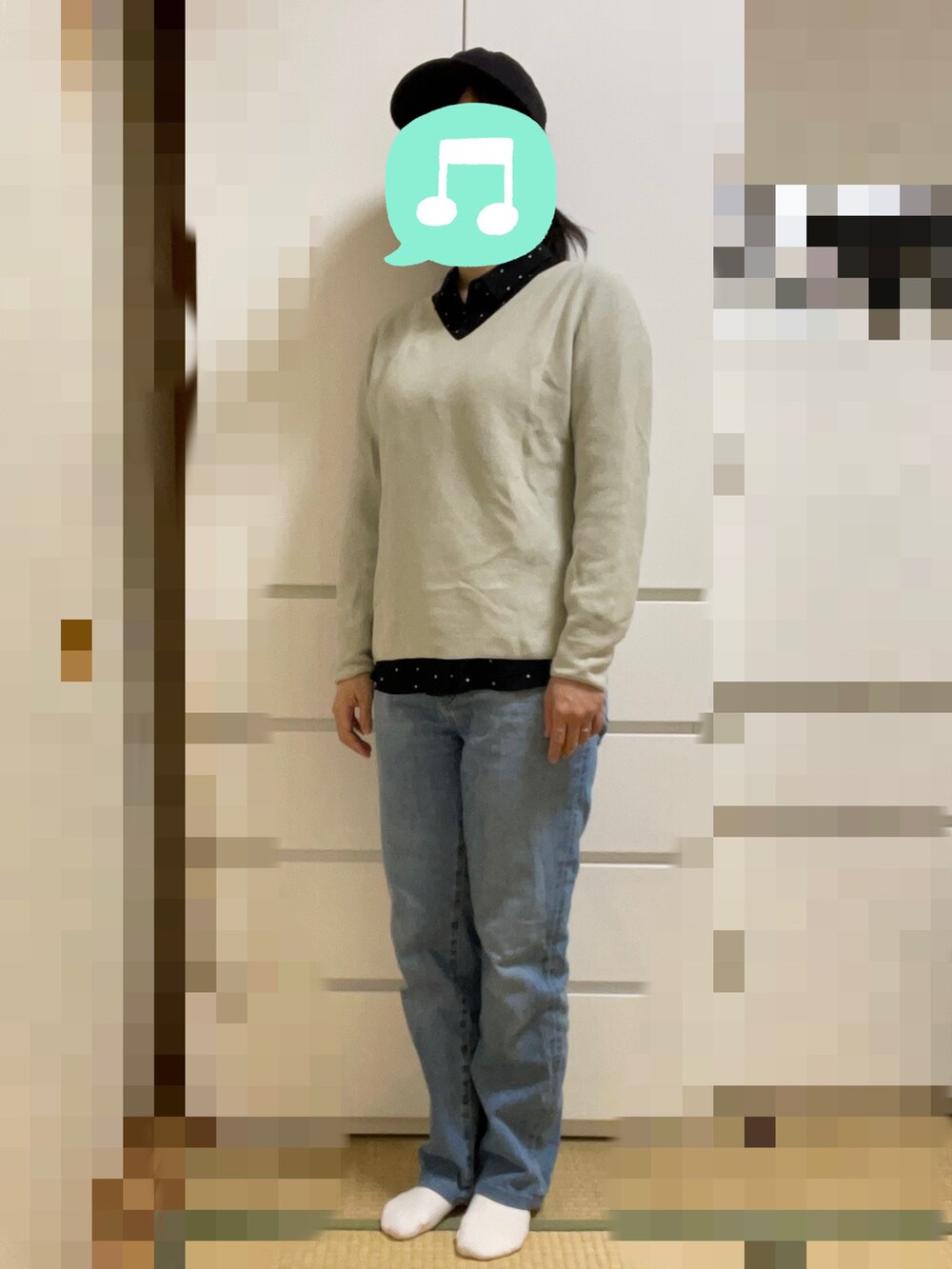 「厚底シューズ、UNIQLO、リュック、室内でごめんなさい、マウンテンパーカー、デニム、レイヤードスタイル、キャップ」｜「UNIQLOのレーヨンプリントブラウス（ドット・長袖）　Mサイズ（シャツ/ブラウス、ブラック系）」を使った、むぅたさん（レディース・159cm）の秋コーディネートの2枚目の写真