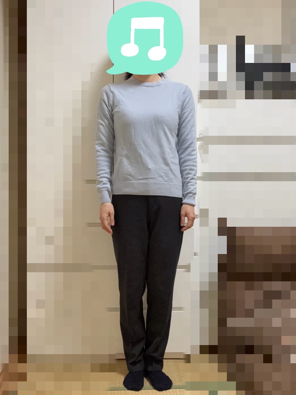 ブルー系のニット/セーター、グレー系のパンツ、ブラック系のブーツを着用したレディースの秋コーディネートの2枚目の写真