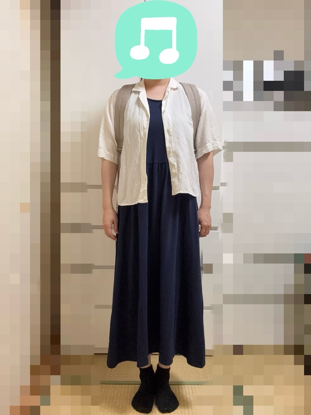 ベージュ系のバックパック/リュック、ホワイト系のシャツ/ブラウス、ブルー系のワンピース/ドレスを着用したレディースの夏コーディネートの2枚目の写真