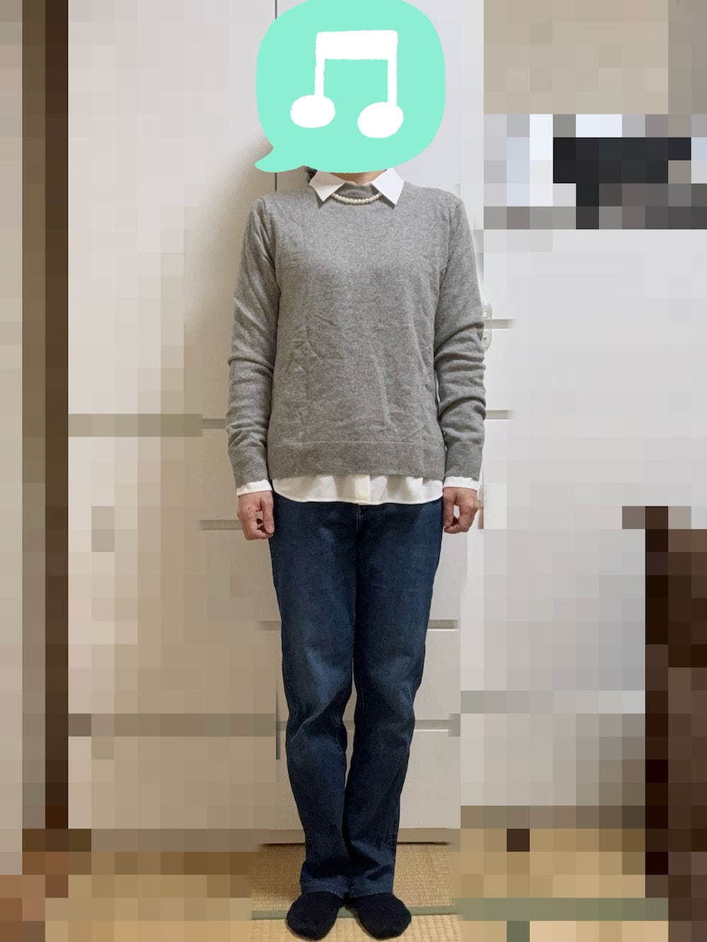 ブルー系のダウンジャケット/コート、ホワイト系のシャツ/ブラウス、グレー系のニット/セーターを着用したレディースの冬コーディネートの2枚目の写真