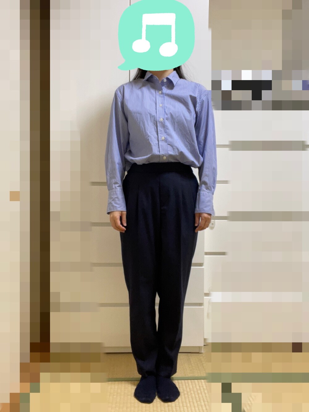 ブルー系のシャツ/ブラウス、ブルー系のその他パンツ、ベージュ系のステンカラーコートを着用したレディースの春コーディネートの2枚目の写真