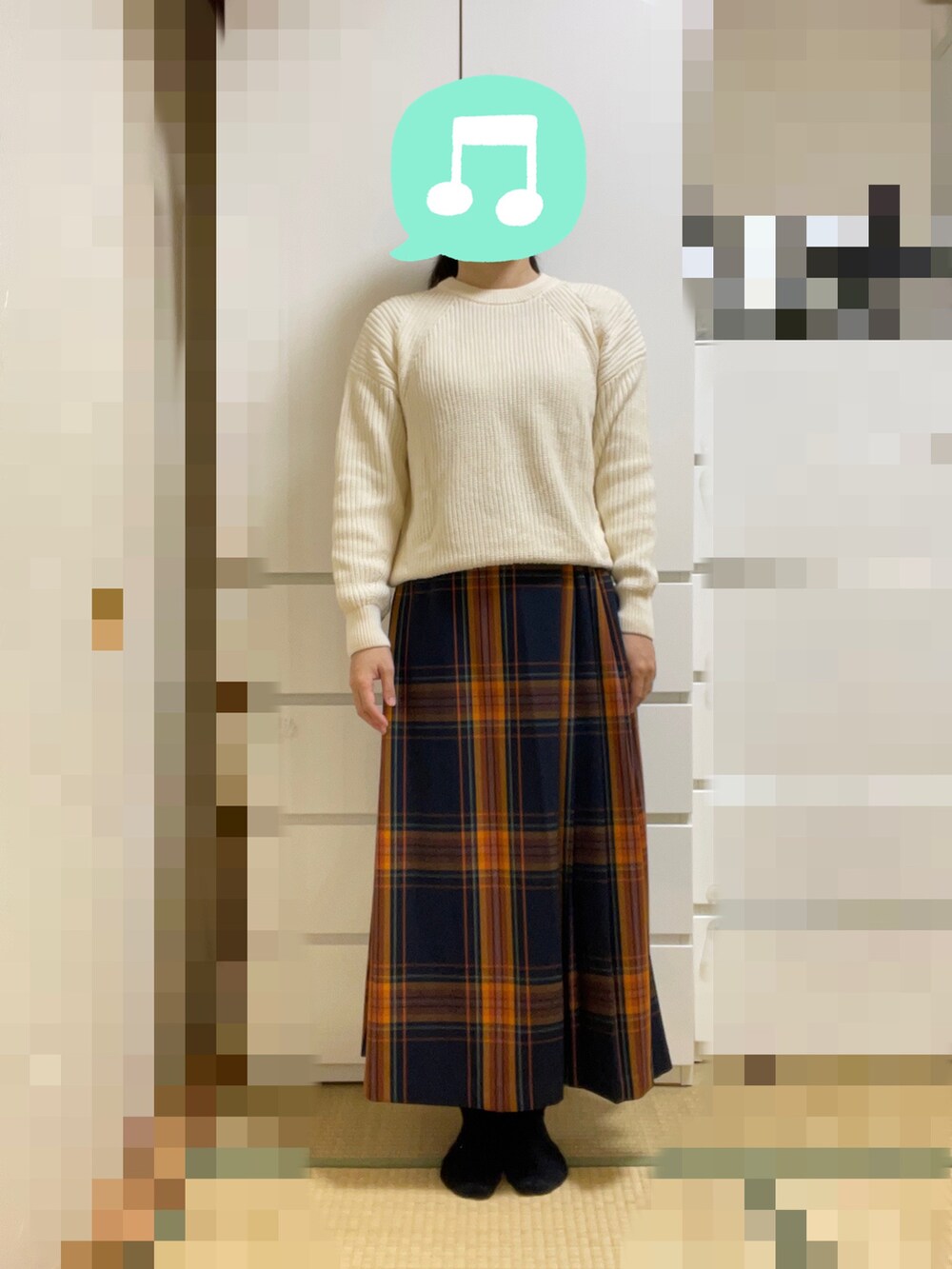 「習い事、きちんと感、ロングスカート、プリーツスカート、チェック、ニット、ブーツ、きれいめカジュアル、UNIQLO、ロングコート、プチプラ」｜「AMERICAN HOLICのクルーネック片畦ニットプルオーバー ＊（ニット/セーター、ホワイト系）」を使った、むぅたさん（レディース・159cm）の秋コーディネートの2枚目の写真