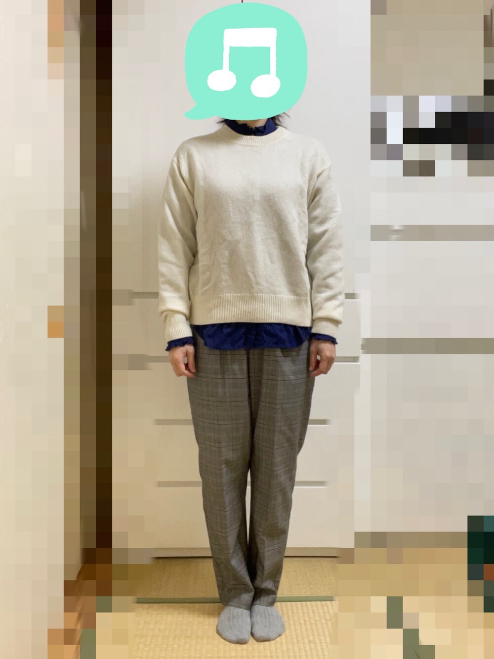 「ブーツ、チェック、ジャケット、ニット、シャツスタイル、リュック、室内でごめんなさい、マフラー」｜「UNIQLOのコットンフリルシャツ（長袖）Mサイズ（シャツ/ブラウス、ブルー系）」を使った、むぅたさん（レディース・159cm）の冬コーディネートの2枚目の写真