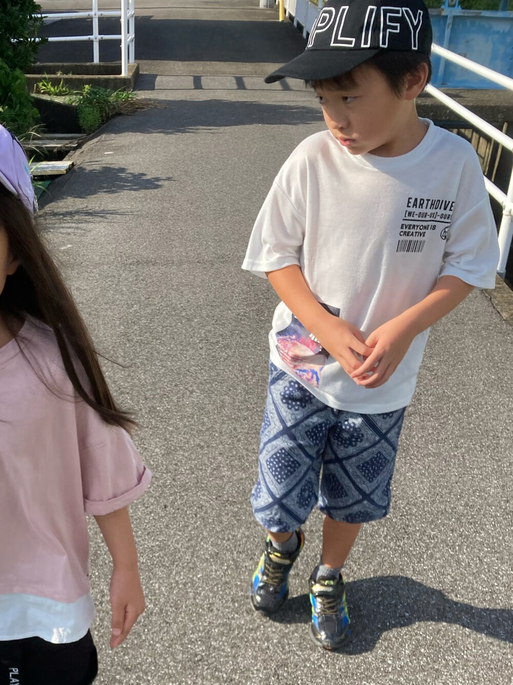 ピンク系のキャップ、ブラック系のキャップ、その他のその他を着用したキッズの夏コーディネートの2枚目の写真