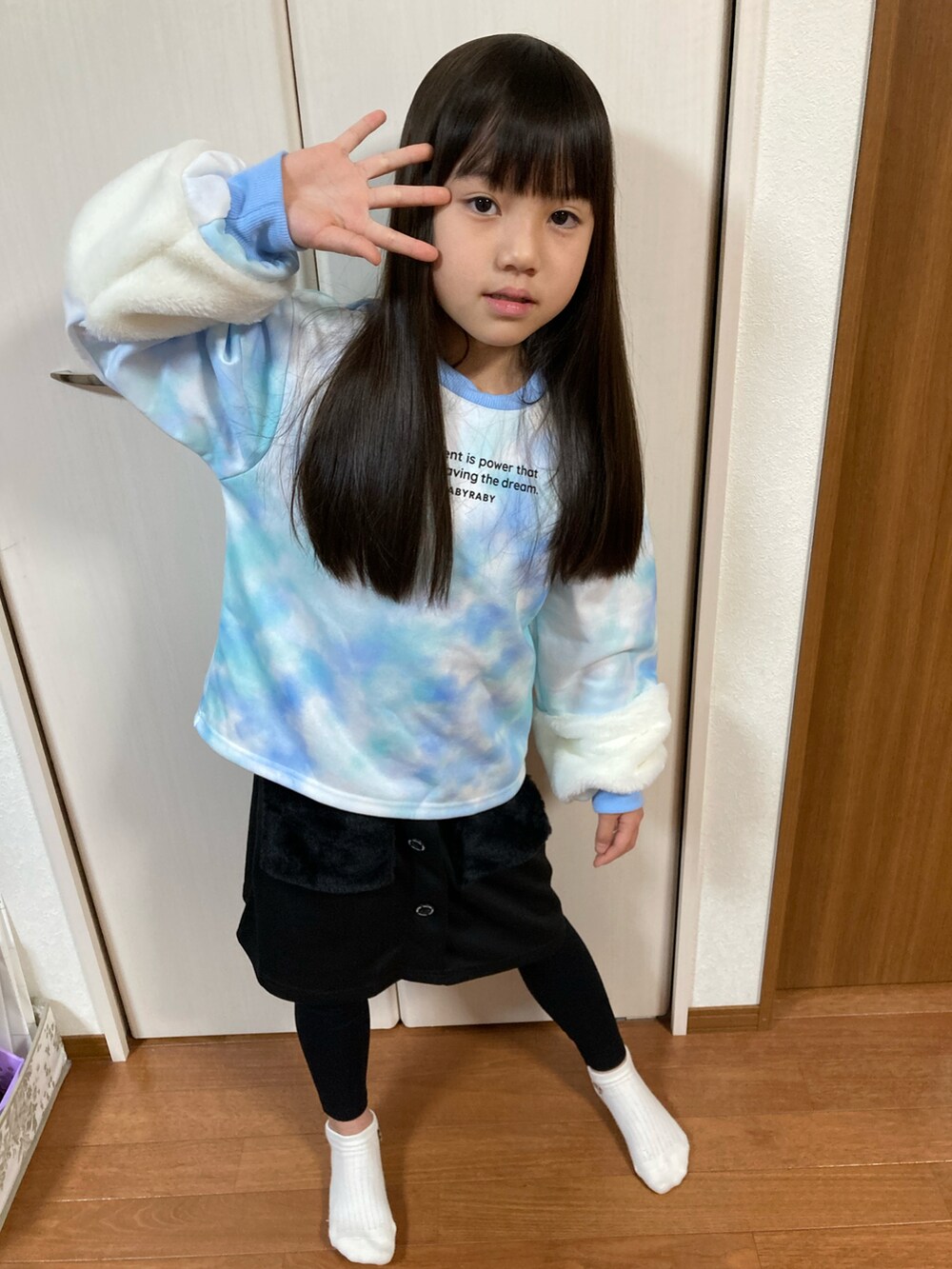 ブルー系のスウェット、ブラウン系のその他を着用したキッズの冬コーディネートの2枚目の写真