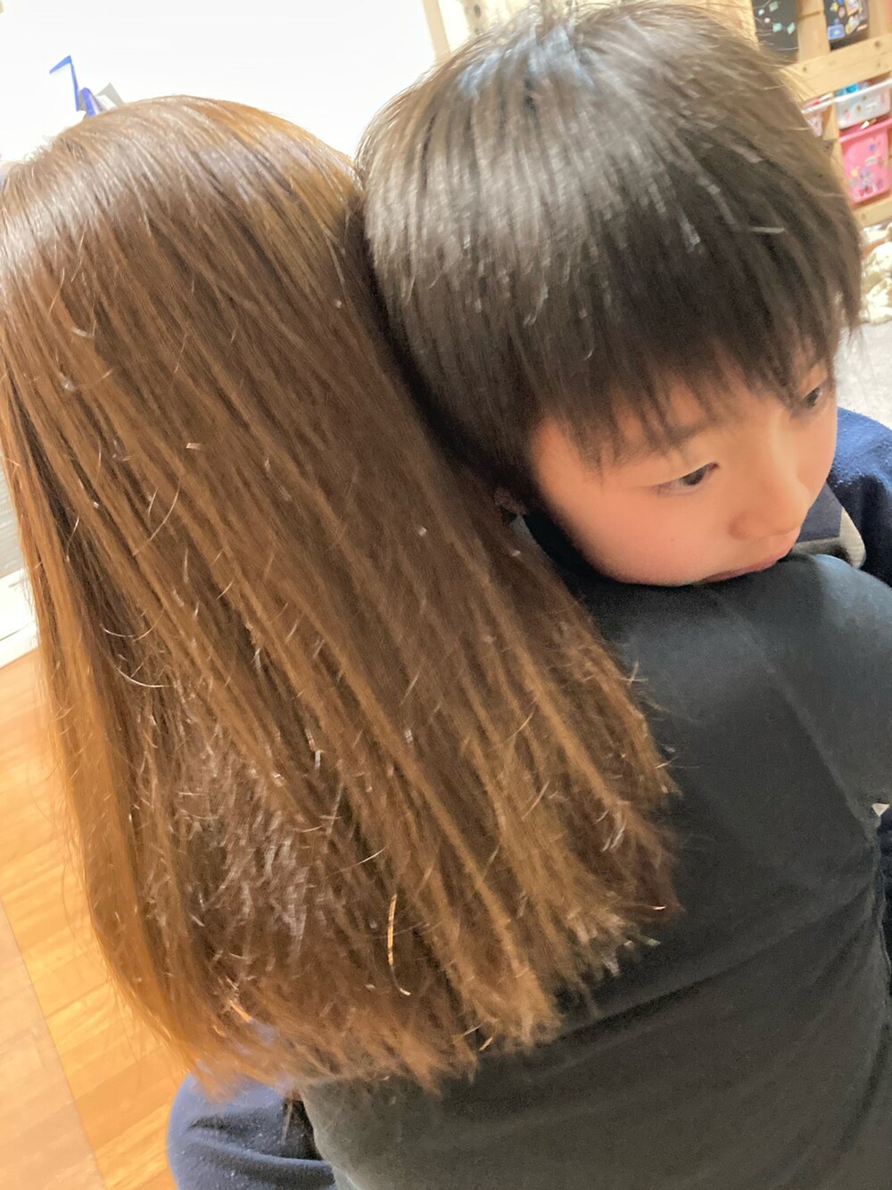 ブラウン系のヘアアクセサリーを着用したキッズの冬コーディネートの3枚目の写真