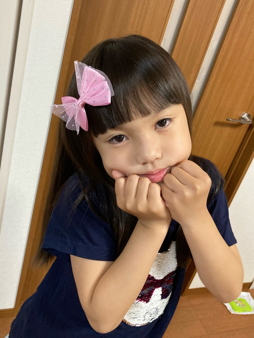 ブラック系のTシャツ/カットソーを着用したキッズの夏コーディネートの2枚目の写真