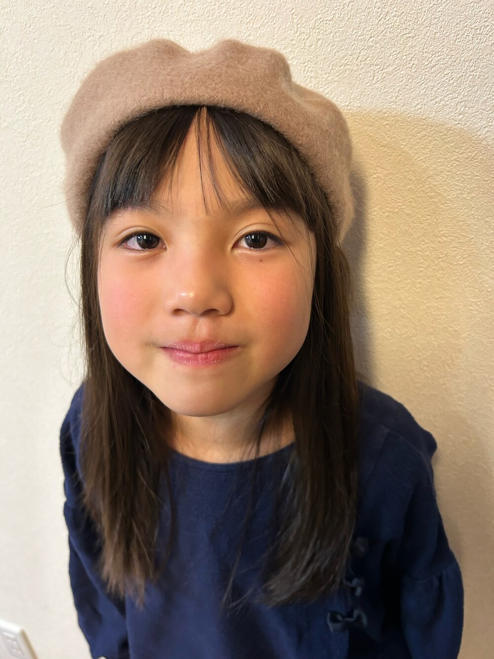ベージュ系のハンチング/ベレー帽を着用したキッズの冬コーディネートの4枚目の写真