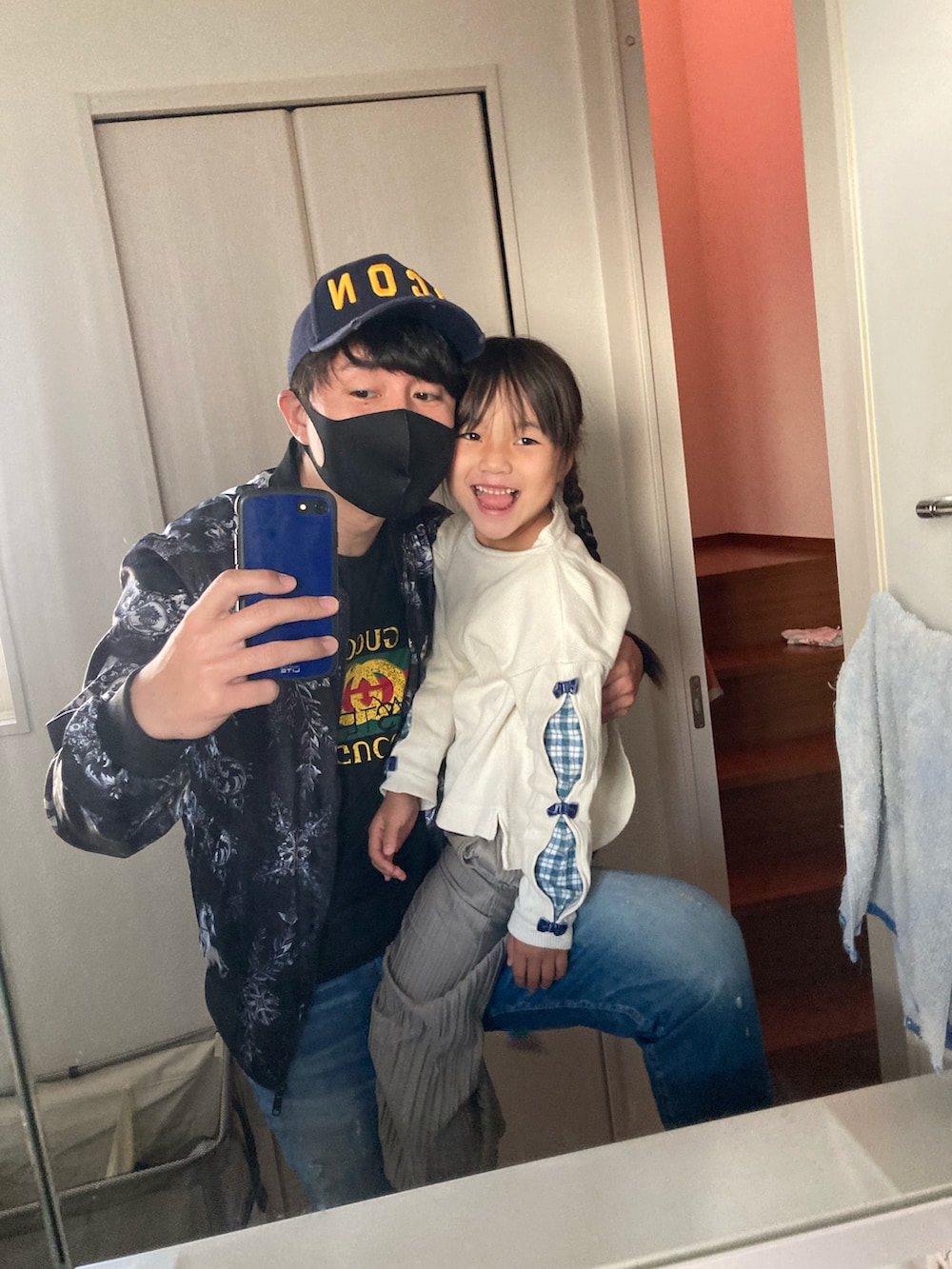 「ストリート、ZARA、きれいめスタイル、デニム、柄物、秋、古着MIX、スニーカー、おしゃれさんと繋がりたい」｜「ZARAのアイテム（ナイロンジャケット、ブラック系）」を使った、ゆっけさん（メンズ・174cm）の秋コーディネートの2枚目の写真