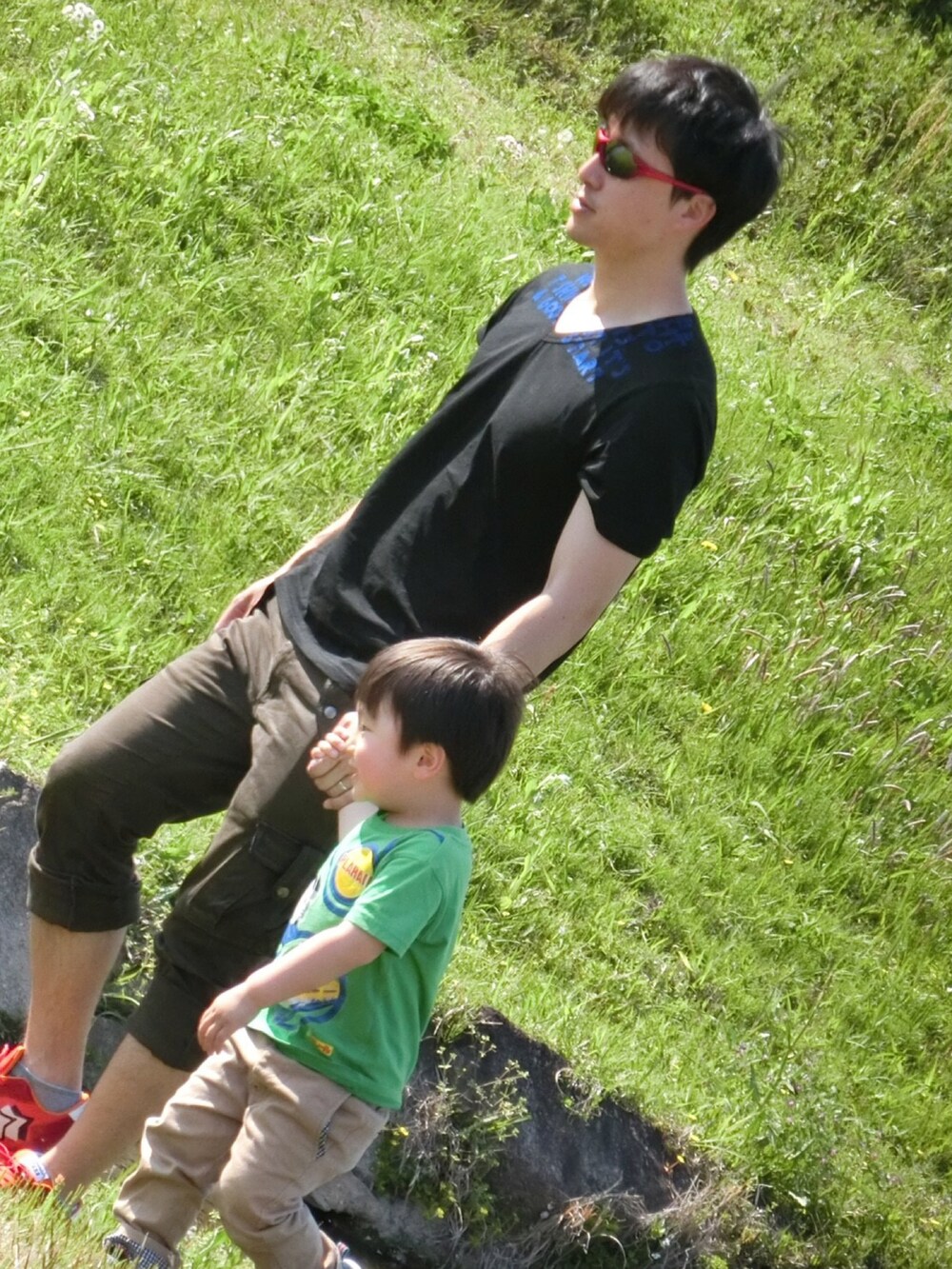 グリーン系のTシャツ/カットソー、その他のその他を着用したキッズの夏コーディネートの3枚目の写真