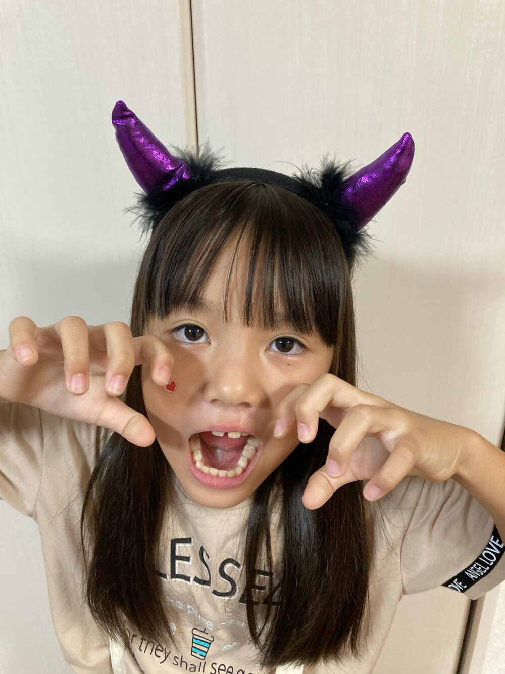 パープル系のカチューシャを着用したキッズの秋コーディネートの2枚目の写真