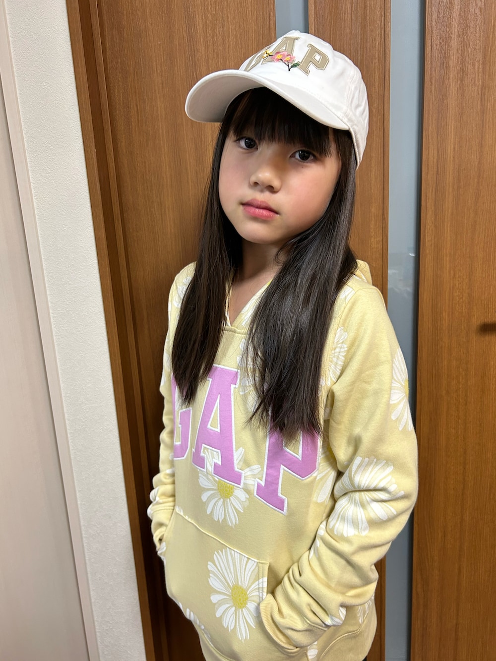 ベージュ系のパーカー、ホワイト系のキャップ、その他のその他を着用したキッズの春コーディネートの2枚目の写真