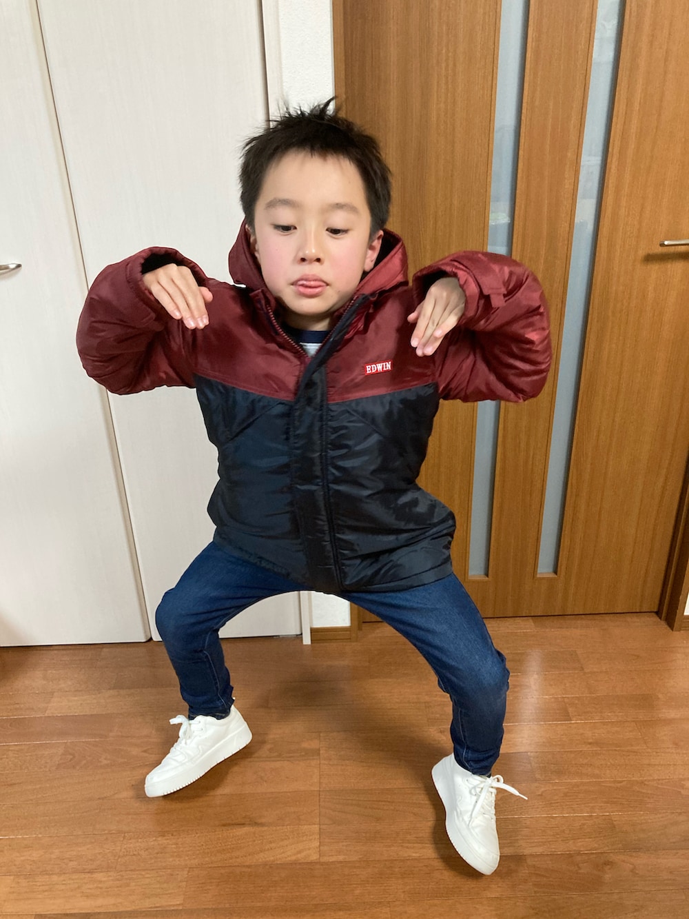 ブラウン系のダウンジャケット/コート、ブルー系のデニムパンツ、その他のその他を着用したキッズの秋コーディネートの4枚目の写真